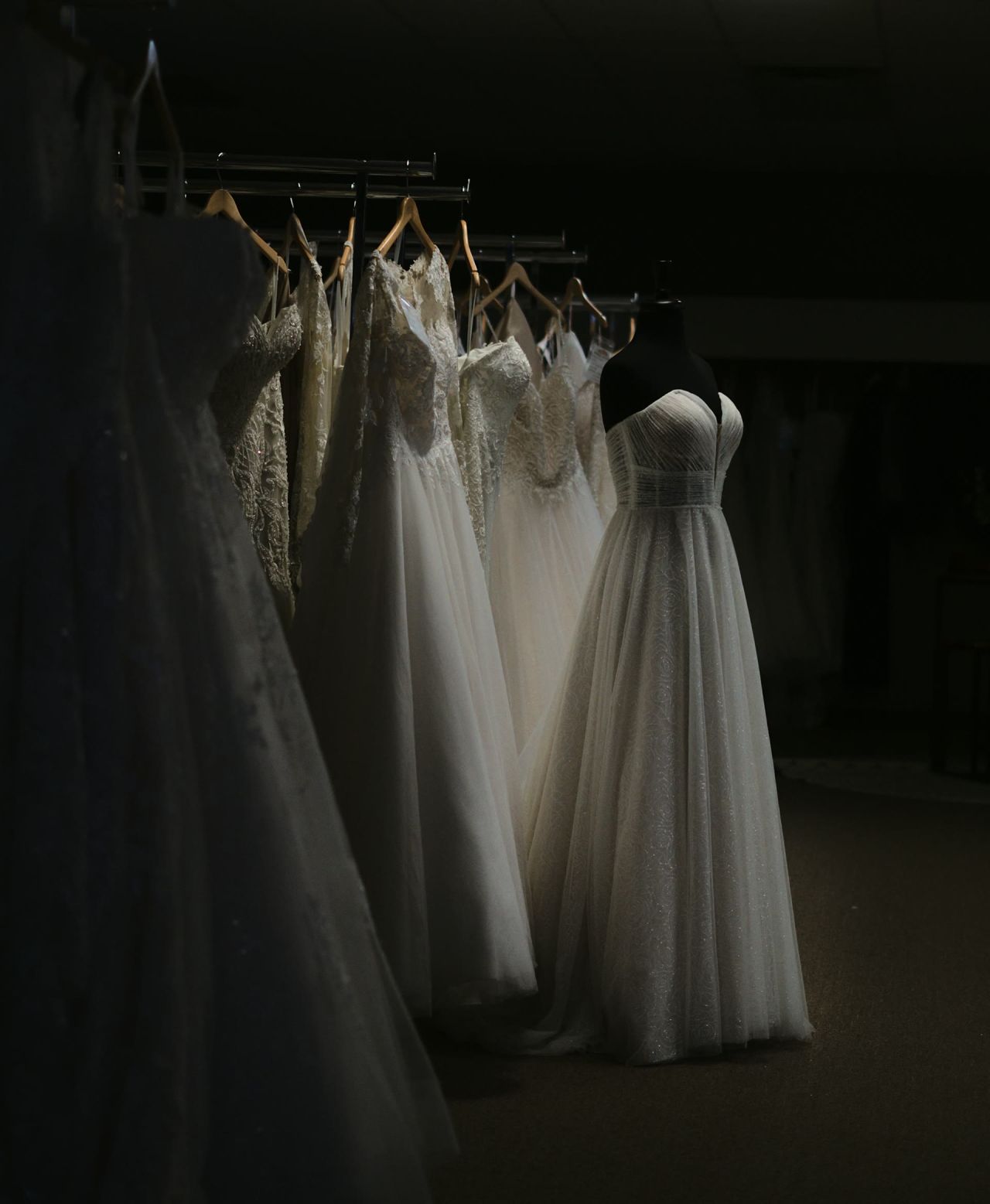 Robes de mariée sur un portant